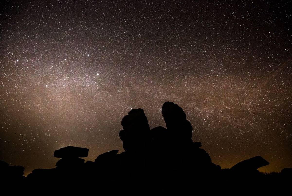 Staple Tor and Milky Way (© Robert Harvey)