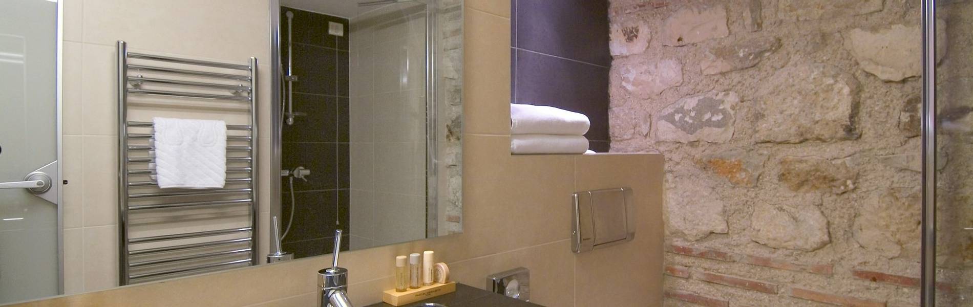 hotel vestibul palace split standard double room bathroom 2.jpg