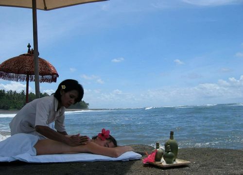 Puri-Dajuma-Bali-Lola-Spa-Volcano-massage-on-the-beach-1421x1066.jpeg