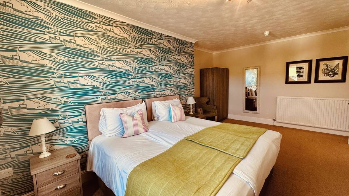 hf_doublebedroom_roomfortyfour_freshwaterbayhouse_isleofwight_03_2026_rgb.jpg