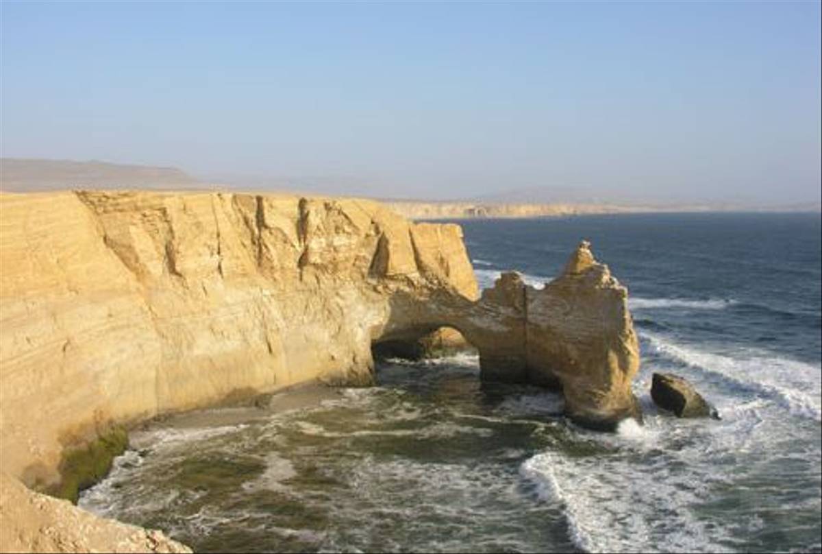 Paracas coastal scenery (Steve Wakeham)