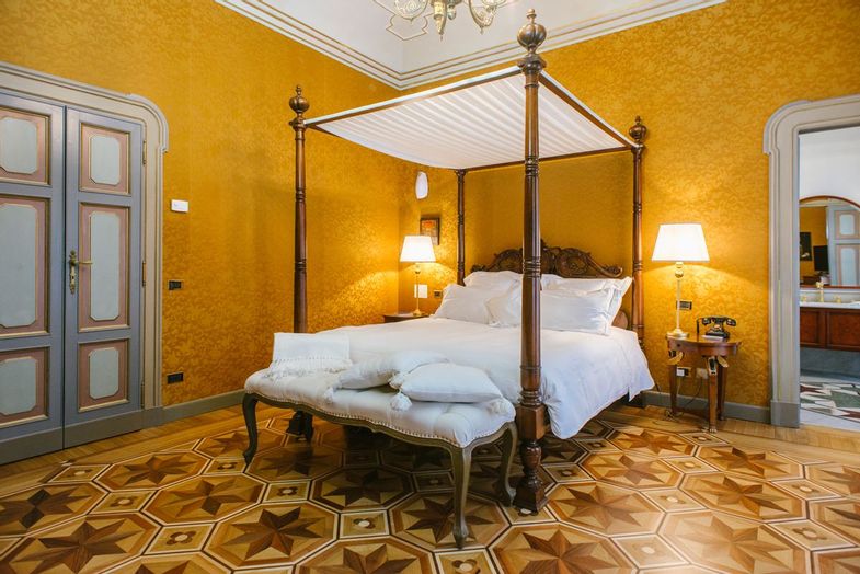 villa-crespi-room-suites-Deluxe-room.jpg
