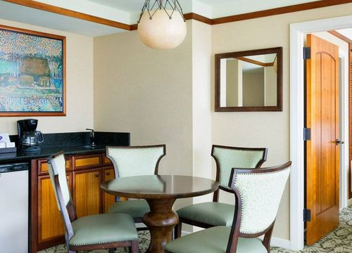 Aulani dining area.jpg