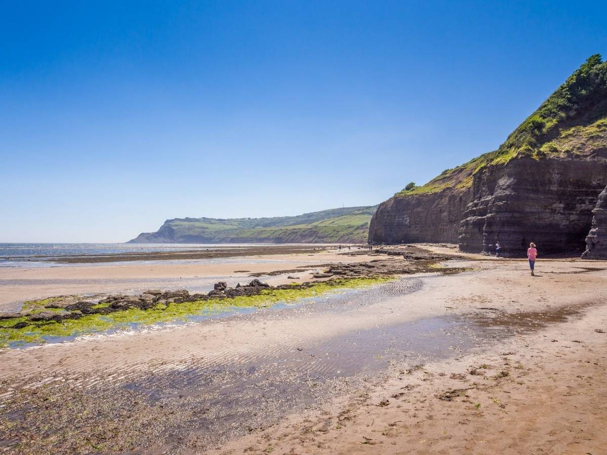 Robin Hoods Bay, Whitby, North Yorkshire, UK Holiday makers enjoying the golden sands at Robun Hoods Bay in the warm summer …