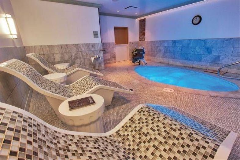 Park MGM Las Vegas spa hot tub.jpg