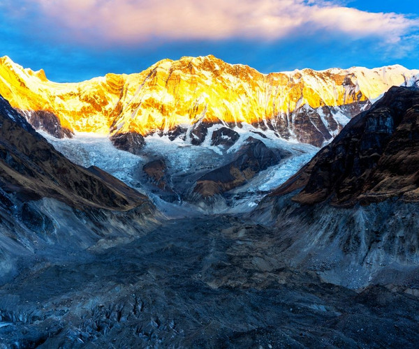 Sunkissed peaks on the Annapurna Circuit in Nepal