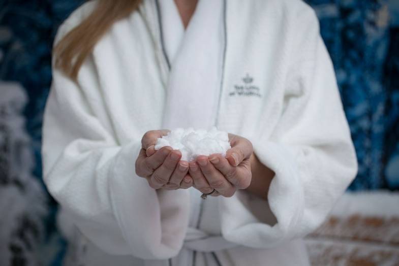 The Lodge at Woodloch_Snow Room by TechnoAlpin- Guest Holding Snow AKP.jpg