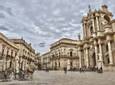 Piazza del Duomo, Syracuse, Sicily.jpg