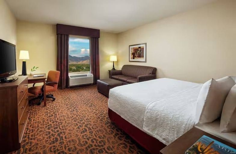 Hampton Inn & Suites Scottsdale at Talking Stick king 3.jpg