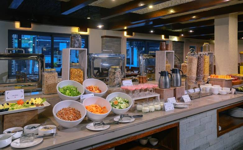 Barahi Pokhra breakfast buffet.jpg