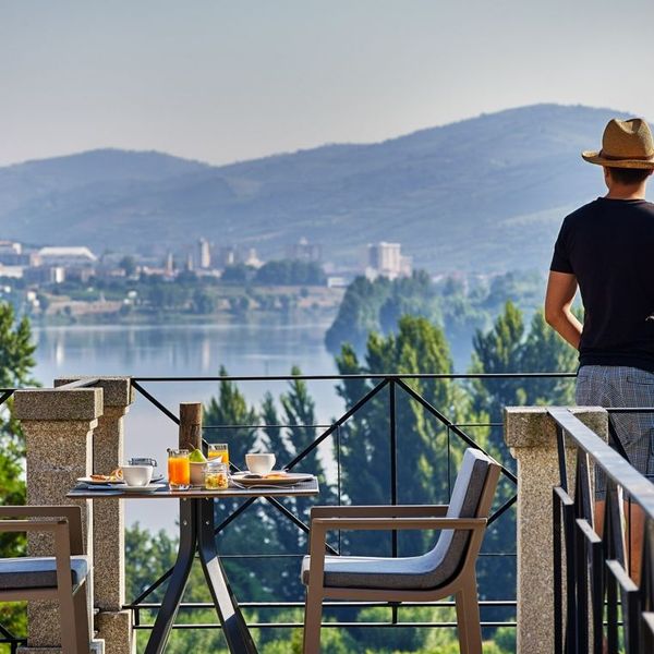 six-senses-douro-valley-Breakfast_with_a_view_model_[6230-A4].jpg