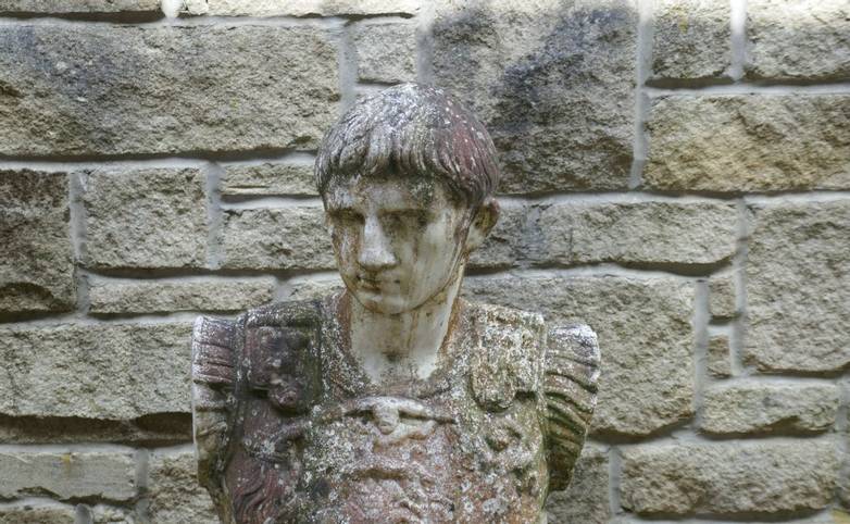 Northumberland_Vindolanda_Roman_Statue_AdobeStock_443499743.jpeg