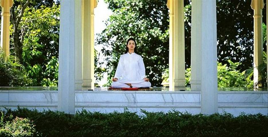 How Mindfulness and Meditation Retreats May Help to Treat Depression