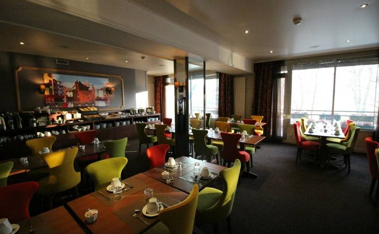 France - Annecy -Hotel Splendid - salle petit déjeuner 2.JPG