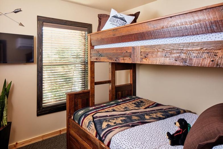 Tenaya Lodge Yosemite explorer cabin bunk bed.jpeg