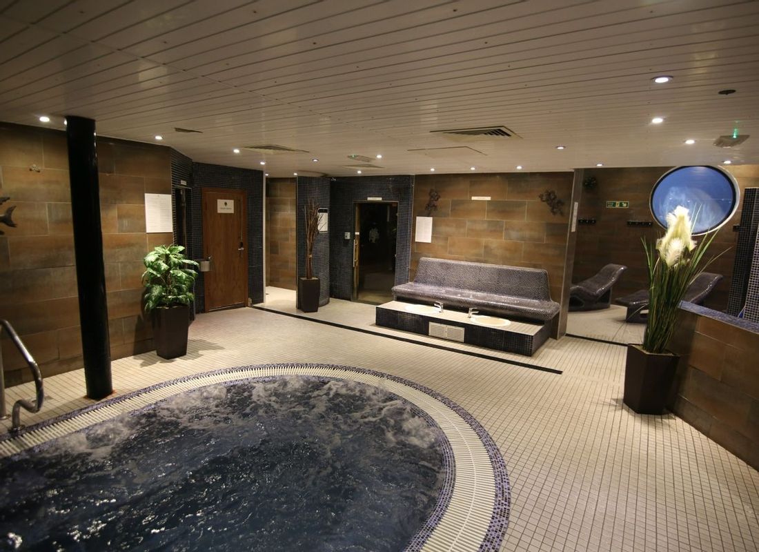 Spa jacuzzi and heated foot baths