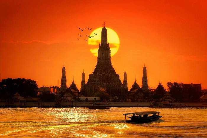 Wat Arun in sunset, Bangkok,Thailand shutterstock_268478231.jpg