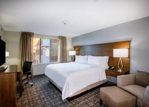 Staybridge Suites Scottsdale – Talking Stick king.jpg