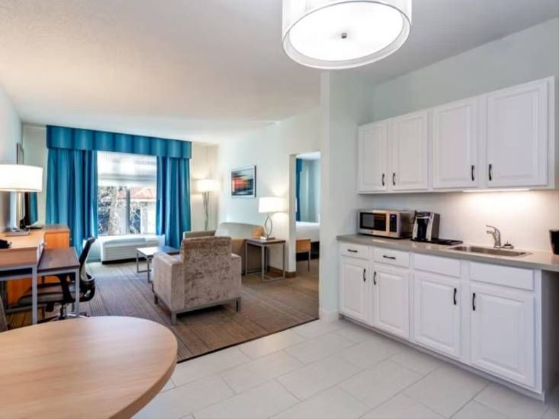 Holiday Inn St. Augustine — World Golf king suite.jpg