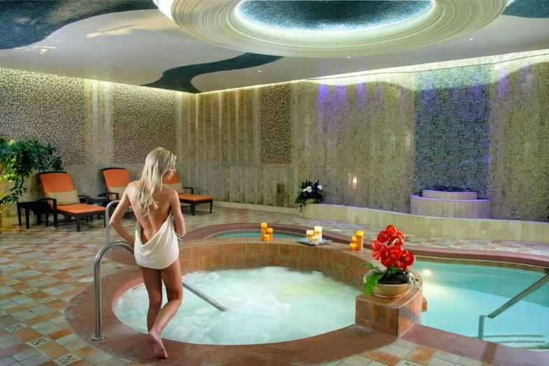 South Point Hotel Casino & Spa jacuzzi.jpg