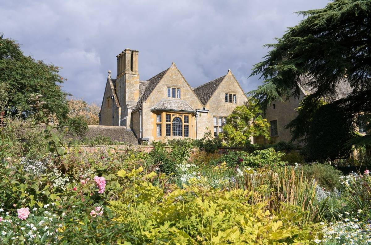 hidcote manor gardens cotswolds uk