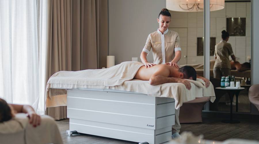 Man receiving a massage at Almar Jesolo Resort and Spa