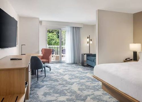 Hampton Inn & Suites Jekyll Island king balcony.jpg