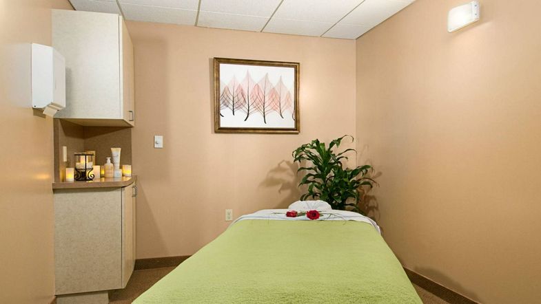 Hilton Phoenix Tapatio Cliffs Resort treatment room.jpg