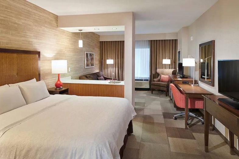 Hampton Inn & Suites Oahu_Kapolei suite.jpg