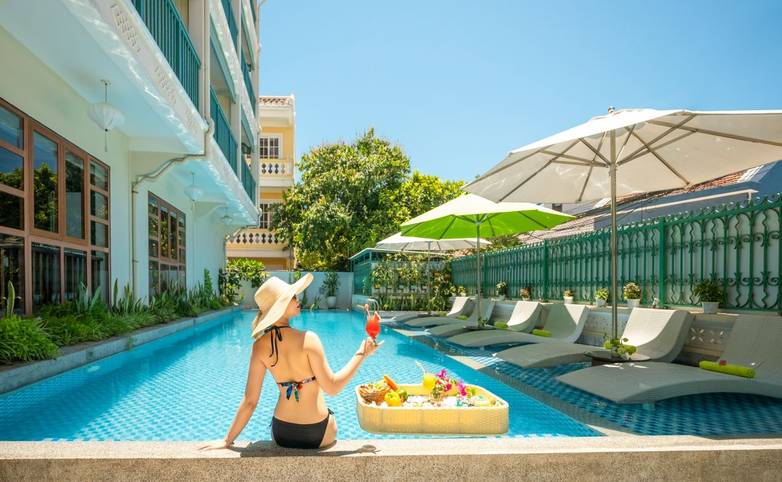 Lantana Riversdie pool.jpg