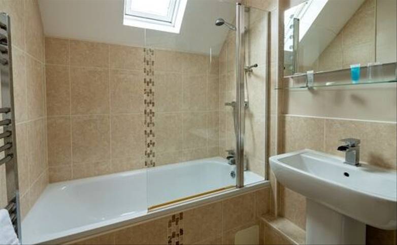 Buchanan Arms - Bathroom.jpg