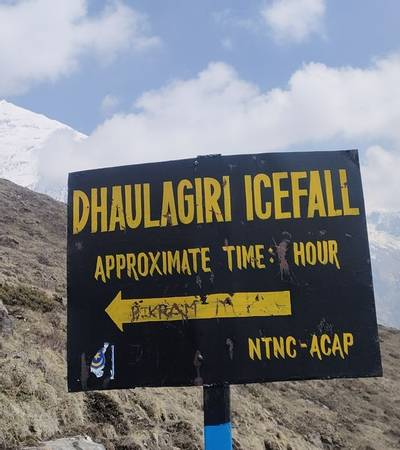 Trail to Dhaulagiri Icefall viewpoint