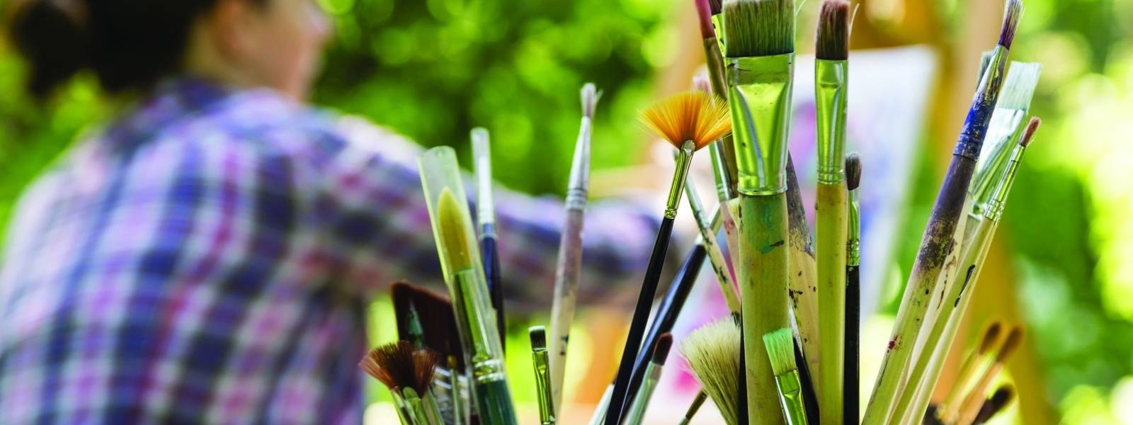 Frau beim Malen mit Pinseln, woman painting with paint brush