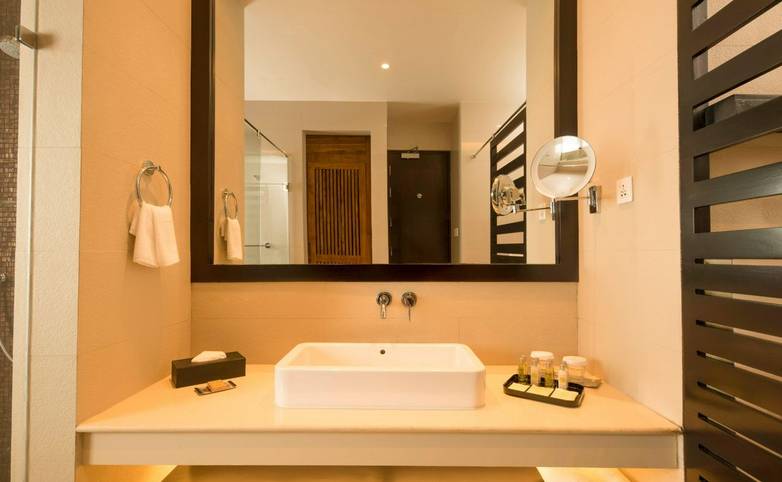 Double tree by hilton bathroom.jpg