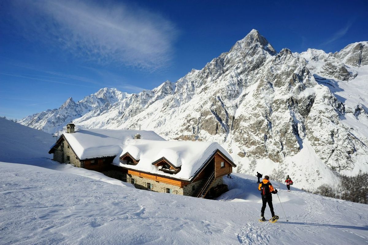 In ciaspole verso il Rifugio Bonatti in Val Ferret inverno