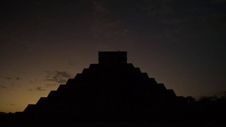 sacred-earth-journeys-mexico-maya-temples-of-transformation-chichen-itza-sunset-2.jpg