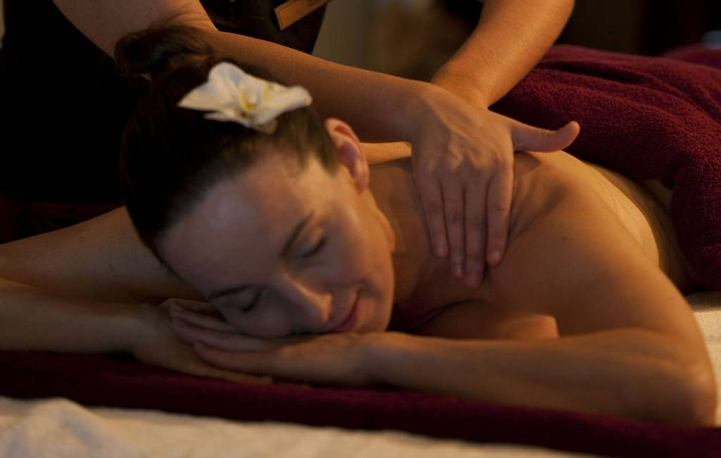 Women receiving a massage on retreat at Longevity Cegonha Country Club