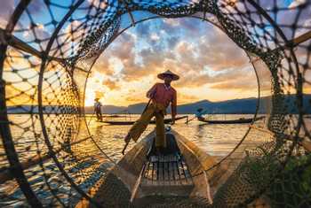 Intha Fisherman, Inle Lake, Burma shutterstock_748449202.jpg