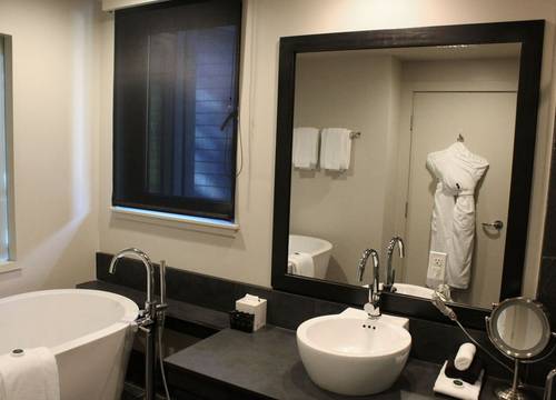 black-rock-oceanfront-resort-studio-Trail-Bath-b.jpg
