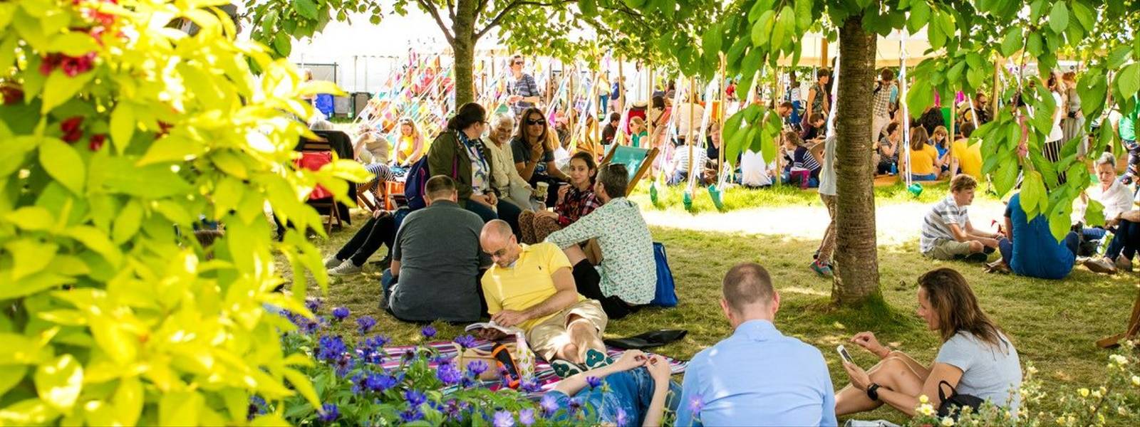 Hay_Festival_People_Reading.jpg