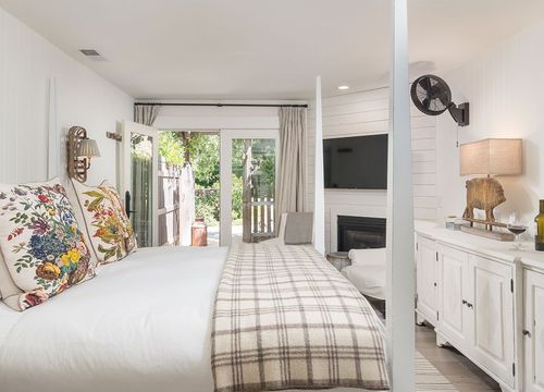 Farmhouse Inn king.jpg