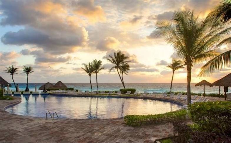 Meliá-Hotels-Paradisus-Cancun-Main-Pool-sunset.jpg