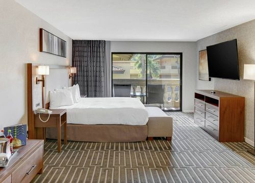 Hilton Phoenix Tapatio Cliffs Resort master bed.jpg
