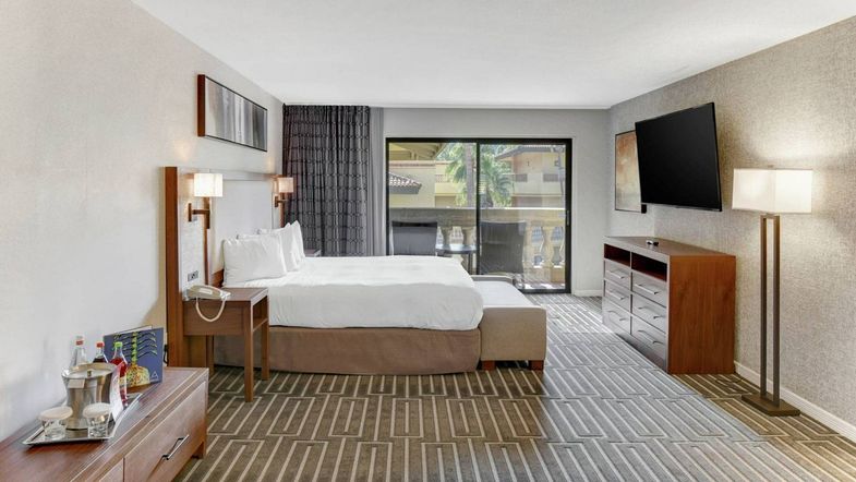 Hilton Phoenix Tapatio Cliffs Resort master bed.jpg