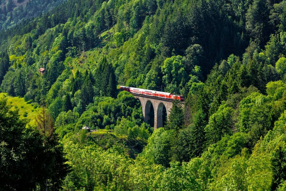 Hoellentalbahn crossing the Ravenna viaduct in Hoellental valley near Hinterzarten, Black Forest, Baden-Wuerttemberg, German…