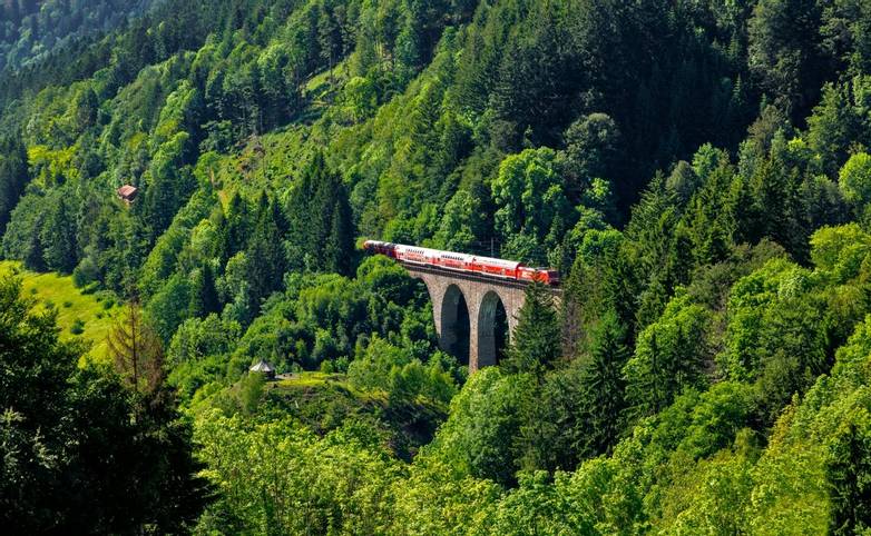 Hoellentalbahn crossing the Ravenna viaduct in Hoellental valley near Hinterzarten, Black Forest, Baden-Wuerttemberg, German…