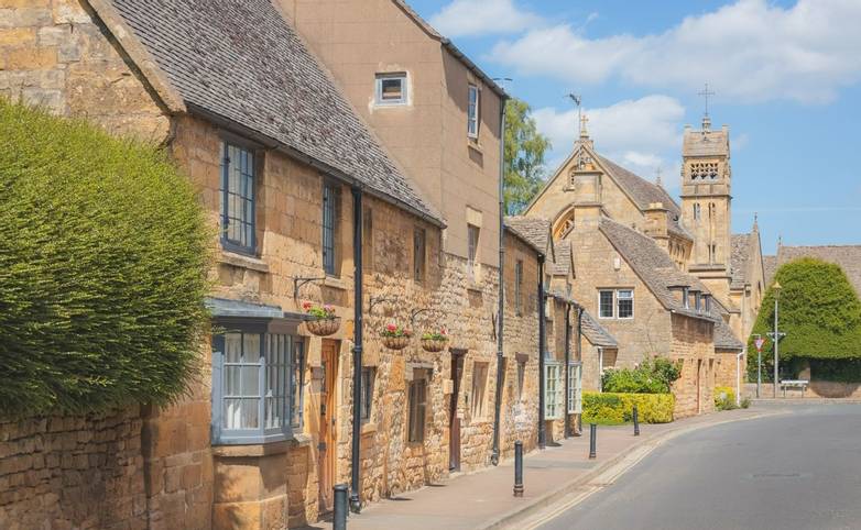 The charming, quaint old town English village of Chipping Campden on a sunny summer day in the Cotswolds, Gloucestershire, E…