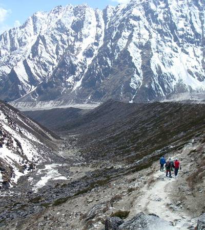 On trail descending from Larka La (5,213m) to Bimtang (3,590m)