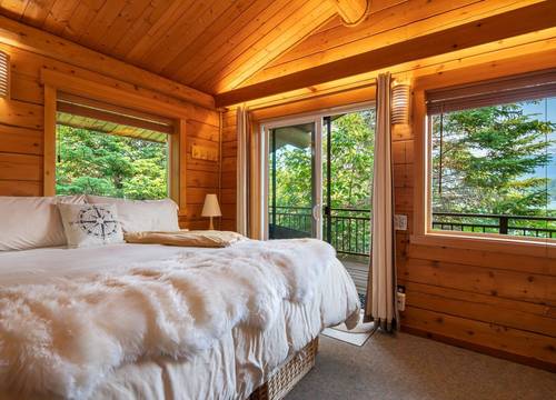 alaska-stillpoint-lodge-cabin-Bed.jpg