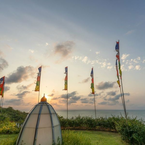 kamalaya-Tibetan_Prayer_Flags_framing_Yantra_Hall_lawn.jpg